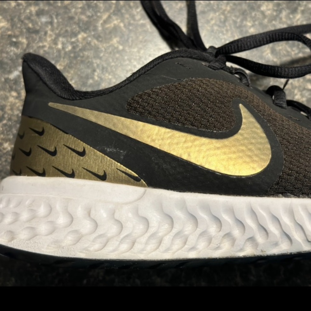 Nike Revolution 5 Premium 'Black Metallic Gold' - Picture 2 of 9